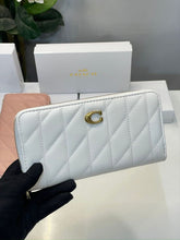 Coach_Accordion_Pillow_Zipper_Wallet_With_OG_Box_Dust_Bag_(White-854)