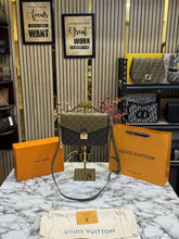 Louis Vuitton Metis With Slightly Damage Box And Dust Bag Including CarryBag