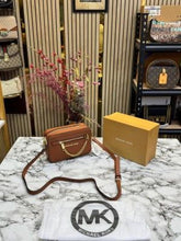 MICHAEL KORS JET SET CAMERA CROSSBODY WITH SLING WITH OG BOX AND DUSMICHAEL_KORS JET SET CAMERA CROSSBODY WITH SLING WITH OG BOX AND DUST BAG (FULL BROWN)T BAG (BROWN)