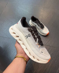 ON RUNNING CLOUD TILT ROCK SAND