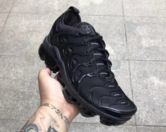 NIKE VAPORMAX PLUS TRIPLE BLACK