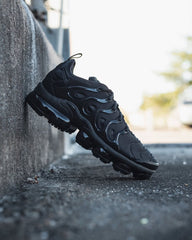 NIKE VAPORMAX PLUS TRIPLE BLACK