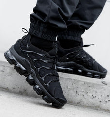 NIKE VAPORMAX PLUS TRIPLE BLACK