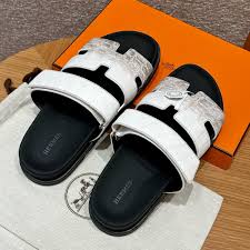 HERMES Calfskin Mens Chypre Sandals White Crocodile