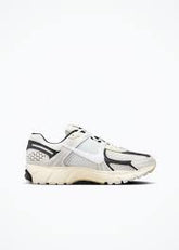 Nikee Zoom Vomero 5 Beige White Black