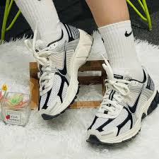Nikee Zoom Vomero 5 Beige White Black