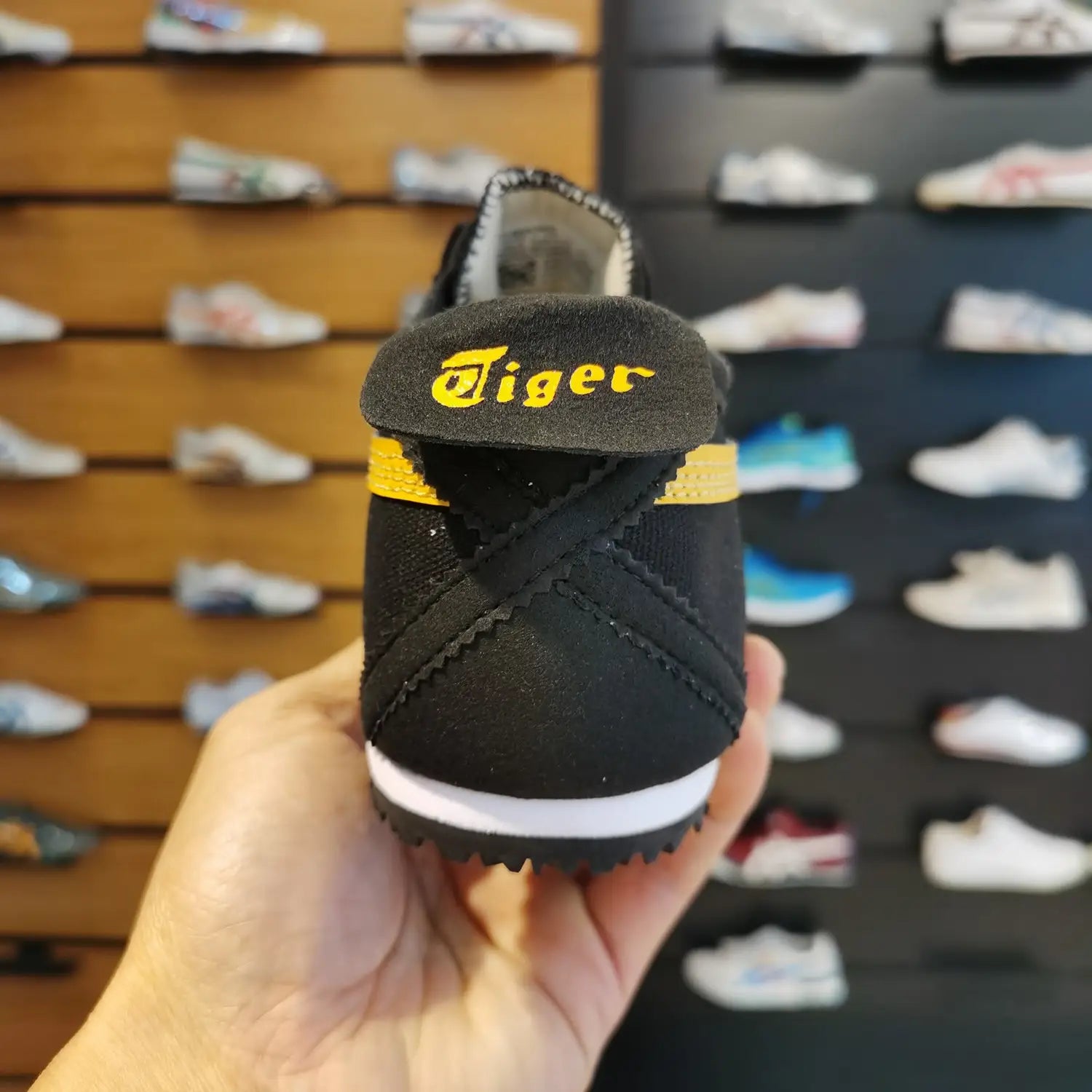 Onitsuka Tiger MeXico 66 Slip On Black Yellow Sneakers For Girls D-2015