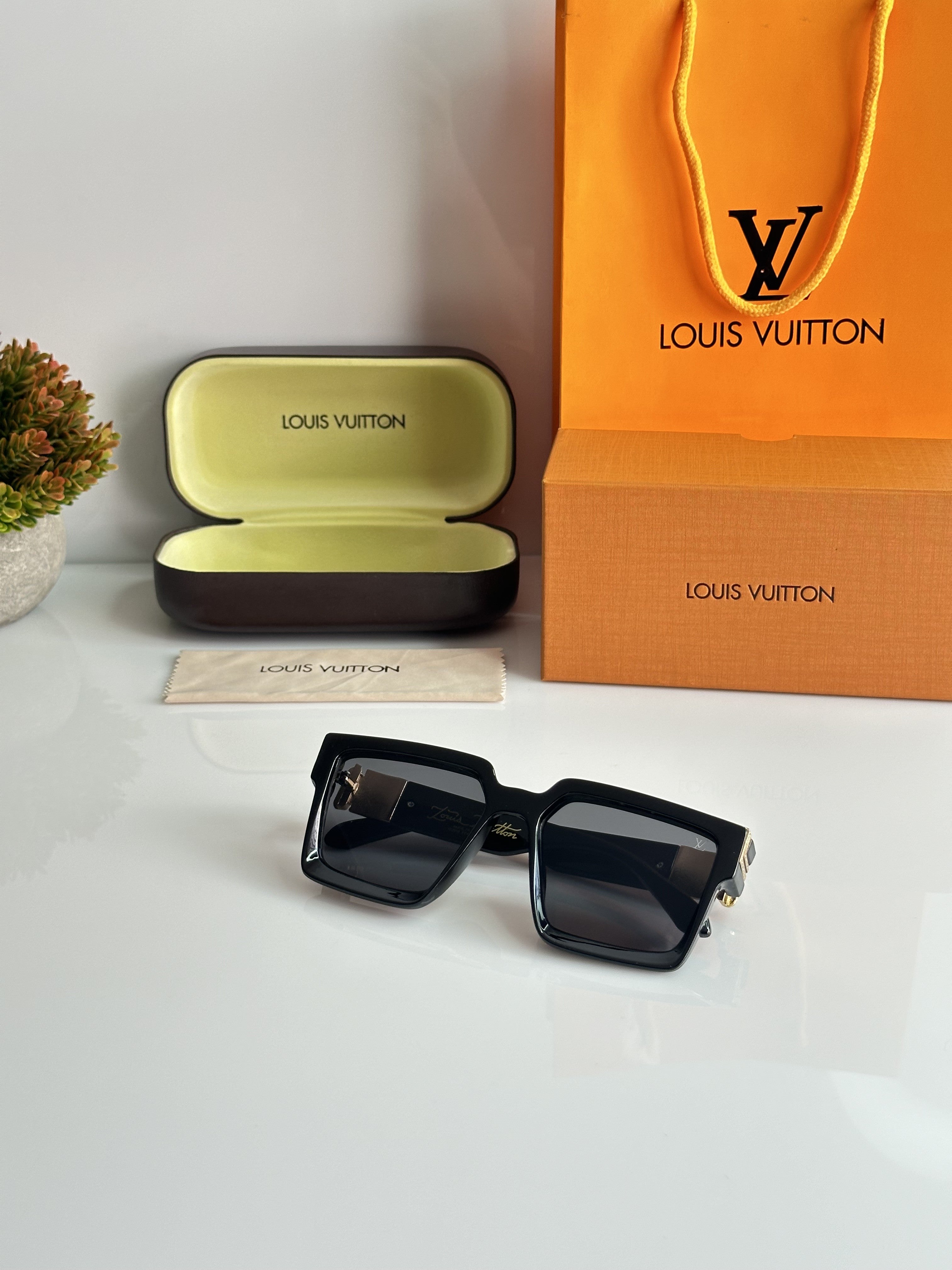 Louis Vuitton 0993 Gold Black