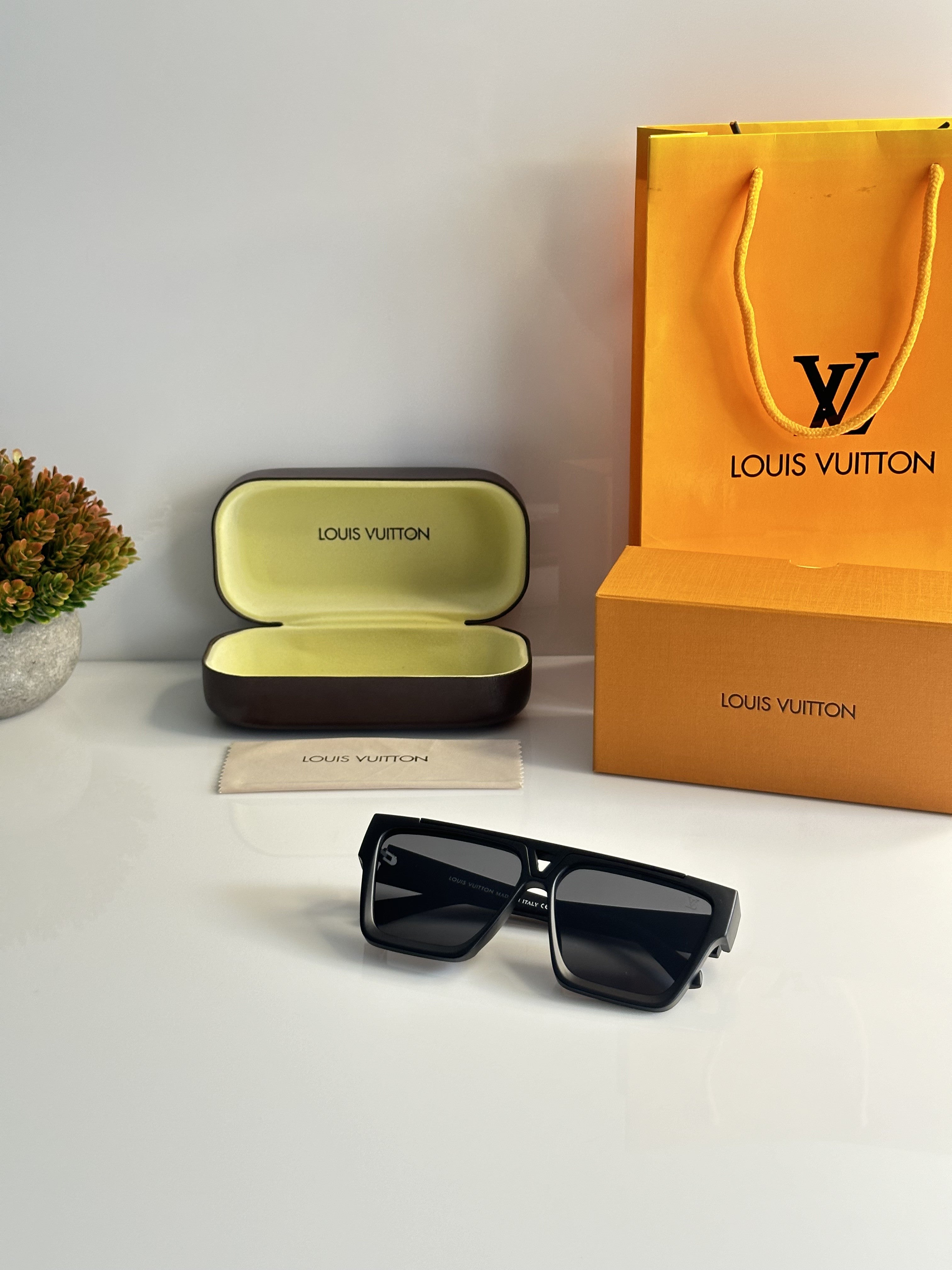 Louis Vuitton 1502 Full Black