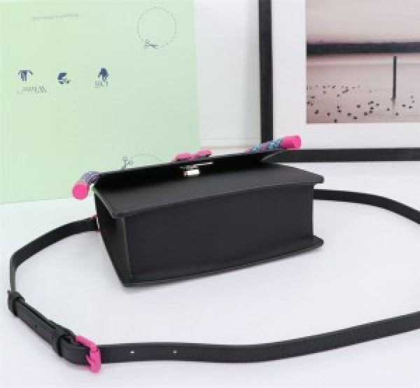 Off-White Leather Insert Gummy Black with Metallic Pink Arrows At Front. Rope Handle Jitney 1.4 Shoulder Bag (D885311 Black)