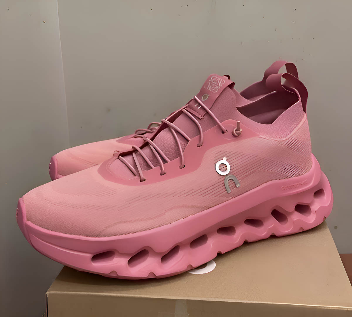 ON CLOUD  RUNNING LOEWE WHITE PINK