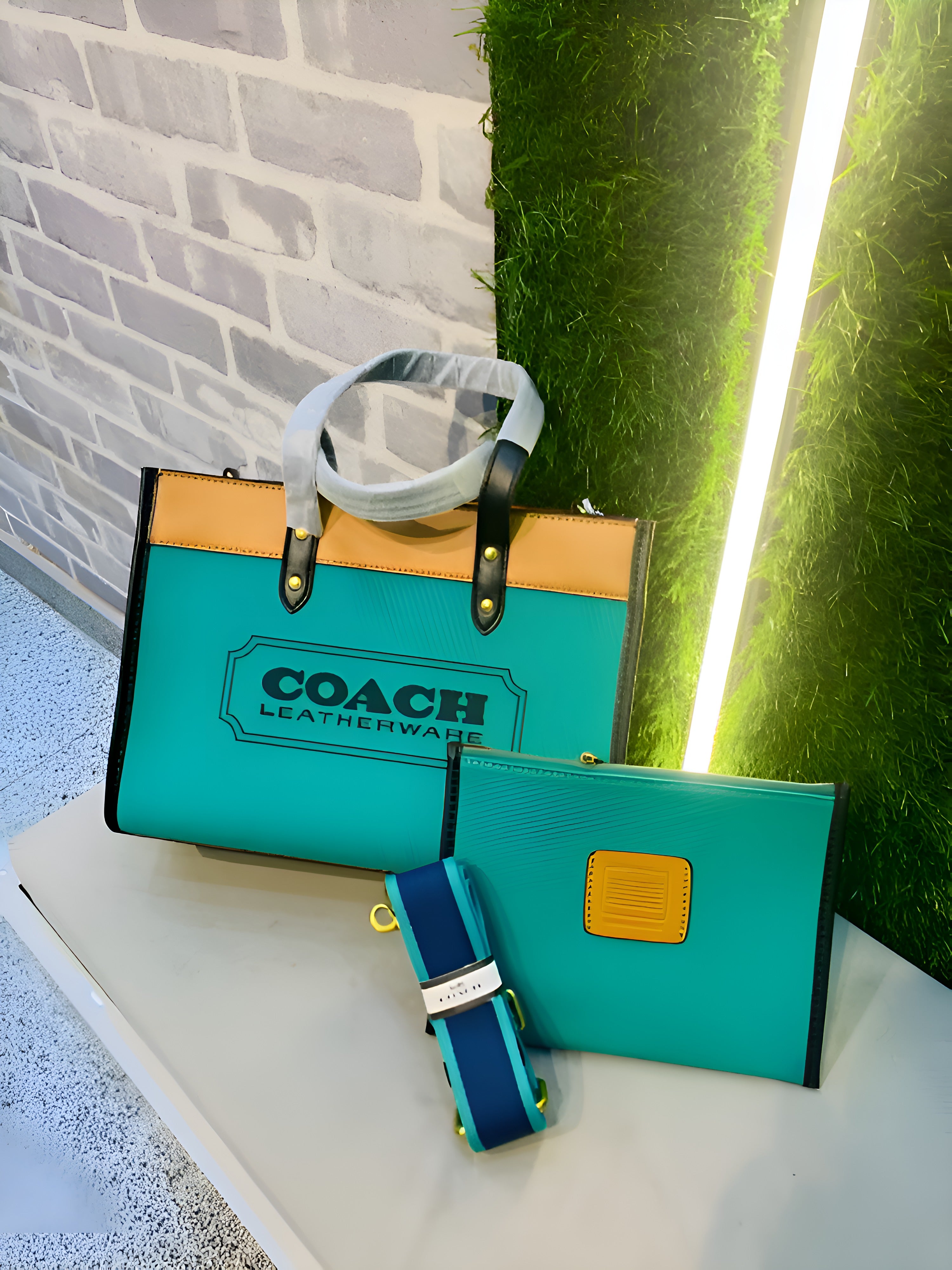 Coach Field Tote 30 Authenic Green Canvas  Leather With Pouch OG Box & Dust Bag 6739 Green