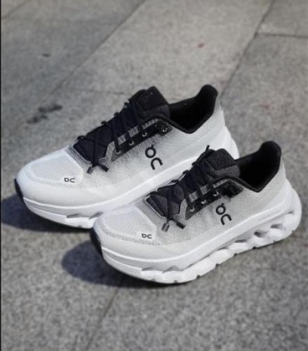 On Cloud Running Tilt 2.0 Black Ivory 359