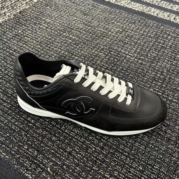 Chanel sneakers in black leather and suede with white laces.