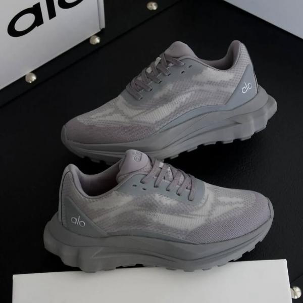 Alo Yoga Alo Runner unisex shoe in grey mesh