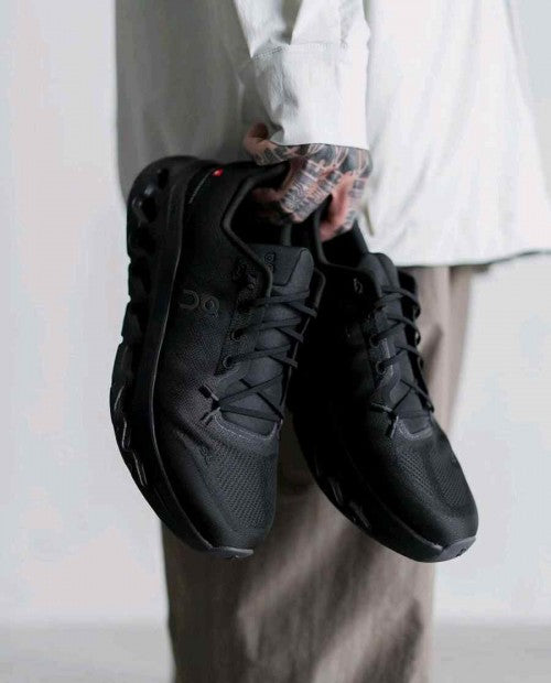 On Cloud tilt Triple Black
