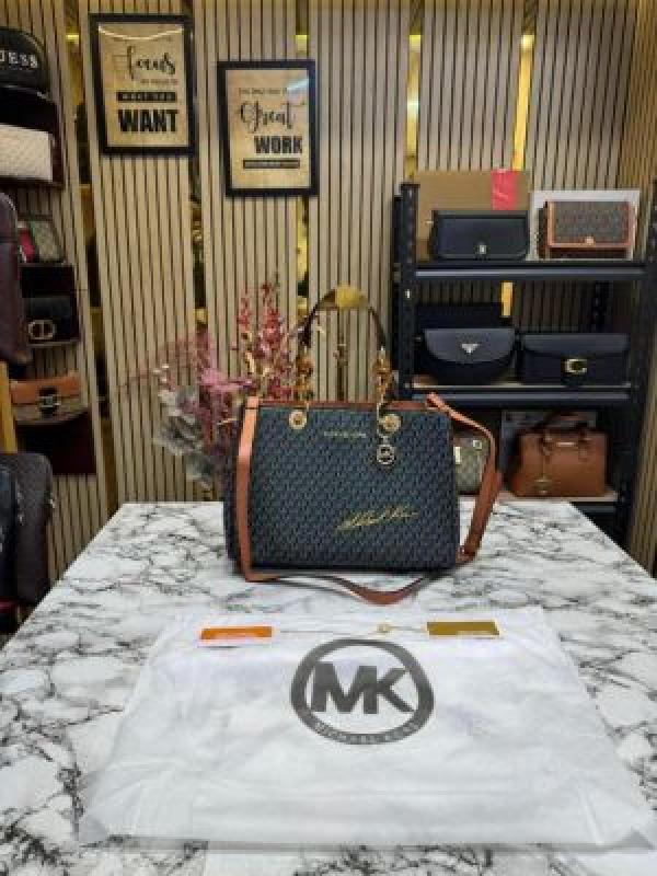 Michael Kors Cynthia Signature Satchel Bag With Dust Bag (Black)