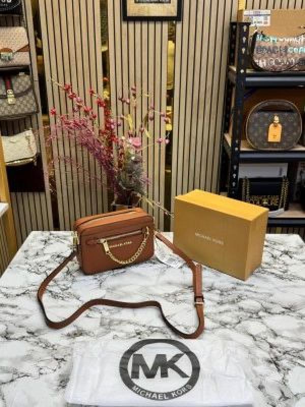 MICHAEL KORS JET SET CAMERA CROSSBODY WITH SLING WITH OG BOX AND DUSMICHAEL_KORS JET SET CAMERA CROSSBODY WITH SLING WITH OG BOX AND DUST BAG (FULL BROWN)T BAG (BROWN)