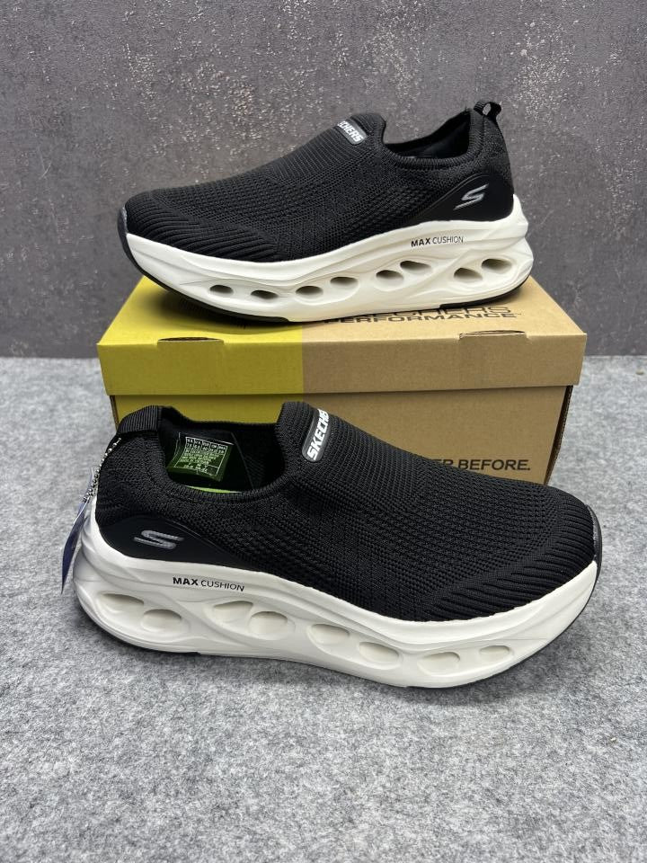WMN Skechers Glide-Step Max Cushioning Black White 2031