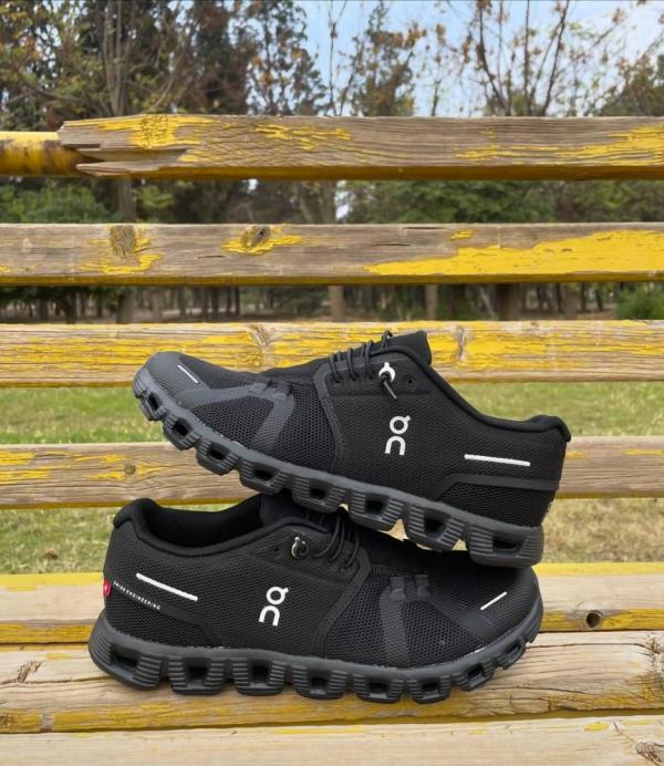On cloud 6 waterproof Running black