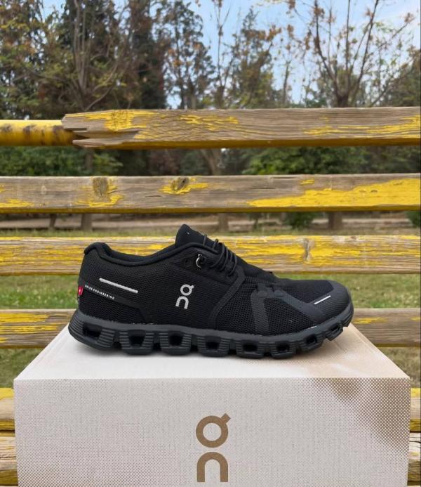 On cloud 6 waterproof Running black