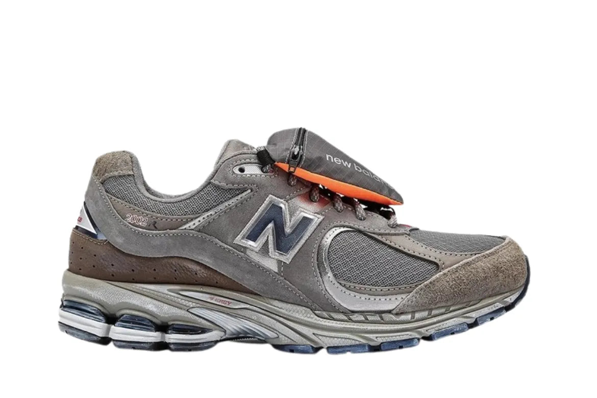 NEW BALANCE 2002R GREY BROWN POUCH