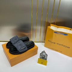 Louis vuitton Premium Lv Pool Pillow Comfort with og box