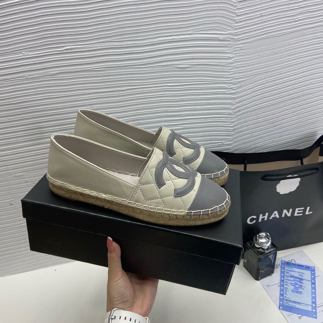 Chanel Premium Grey Quilted Leather whit og box Flats