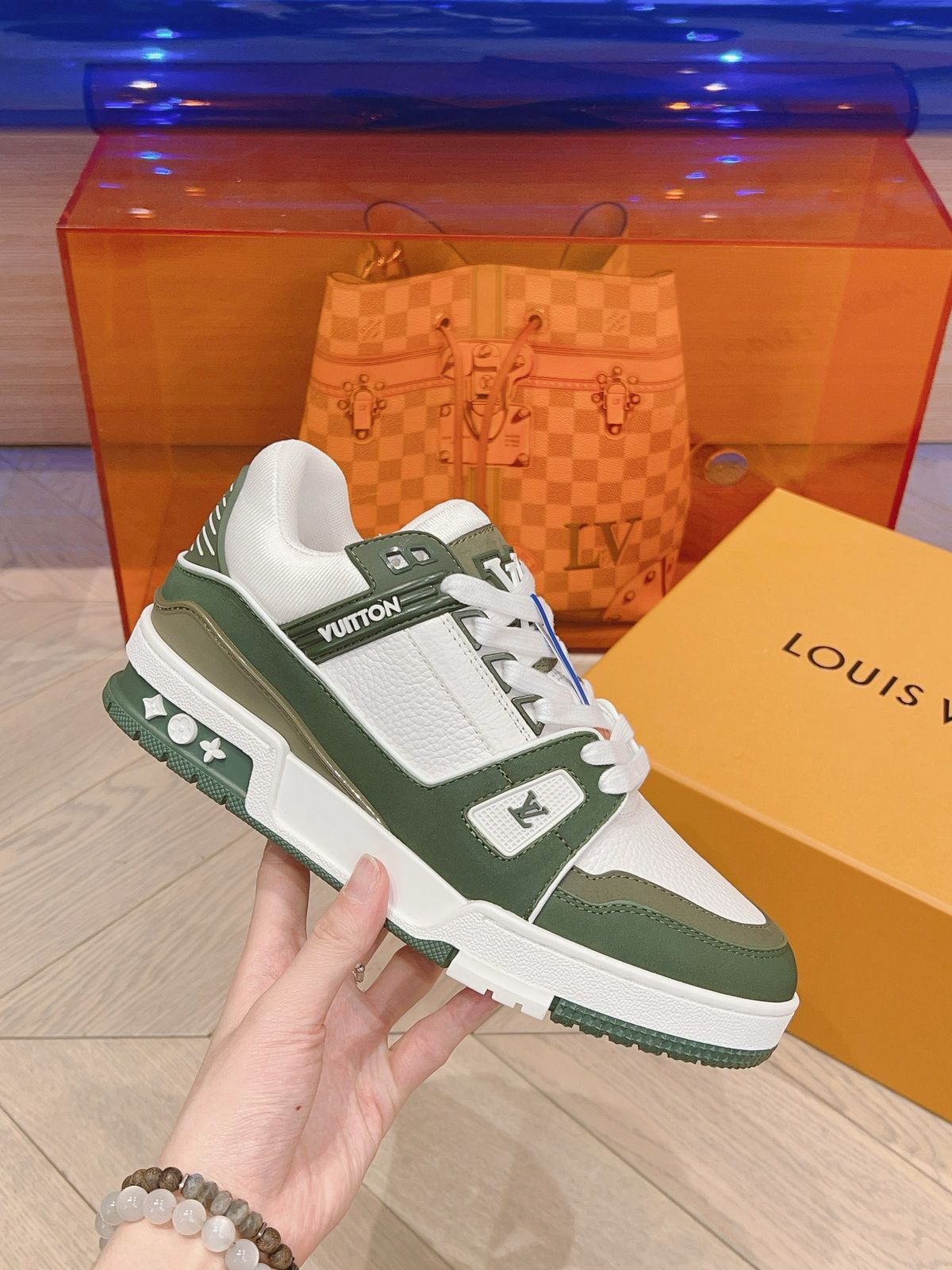 LOUIS VUITTON TRAINER OLIVE GREEN