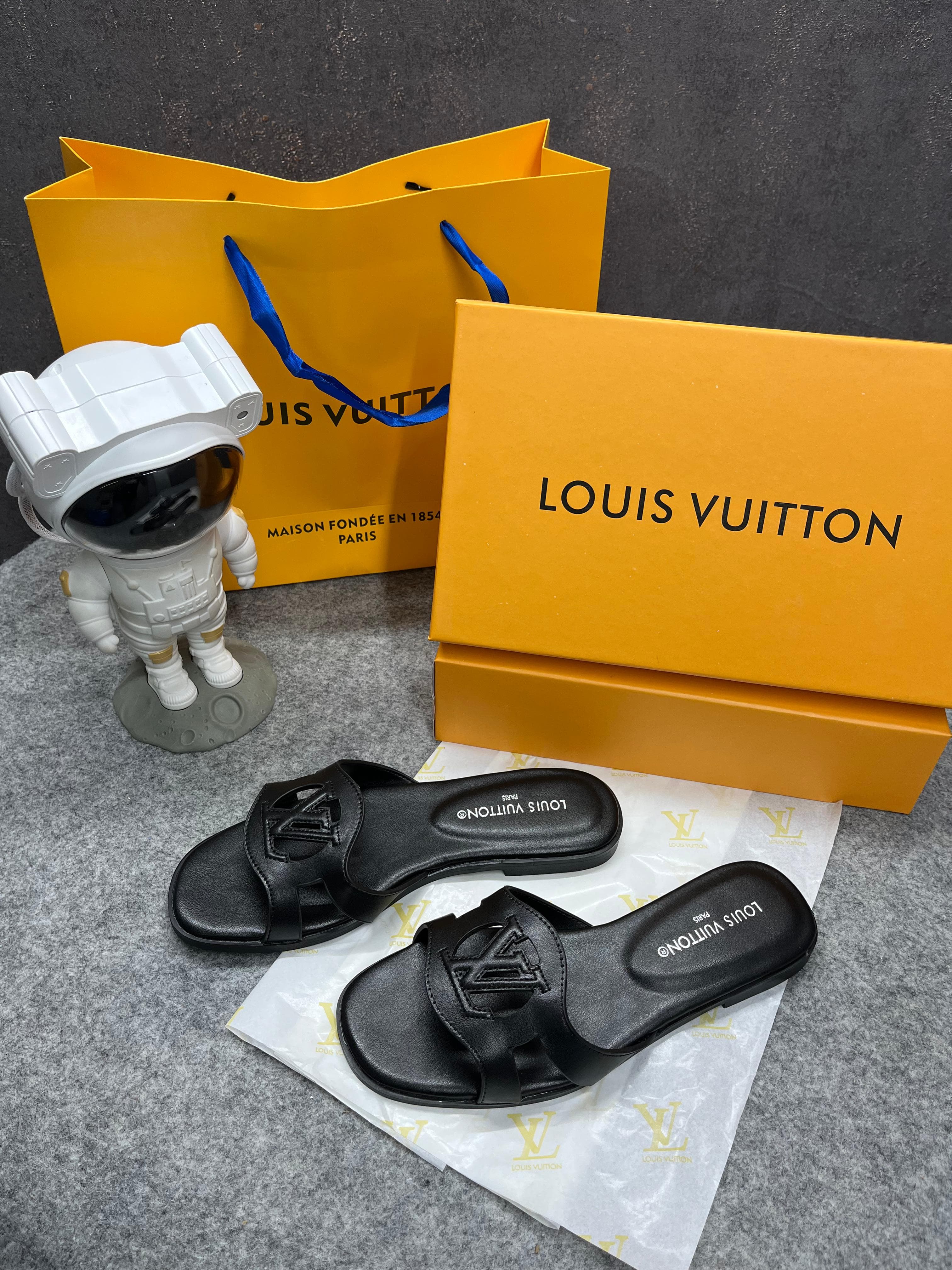 Louis Vuitton Lv Isola Black Flat Mule For Her Wid OG Box Carry Bag Black