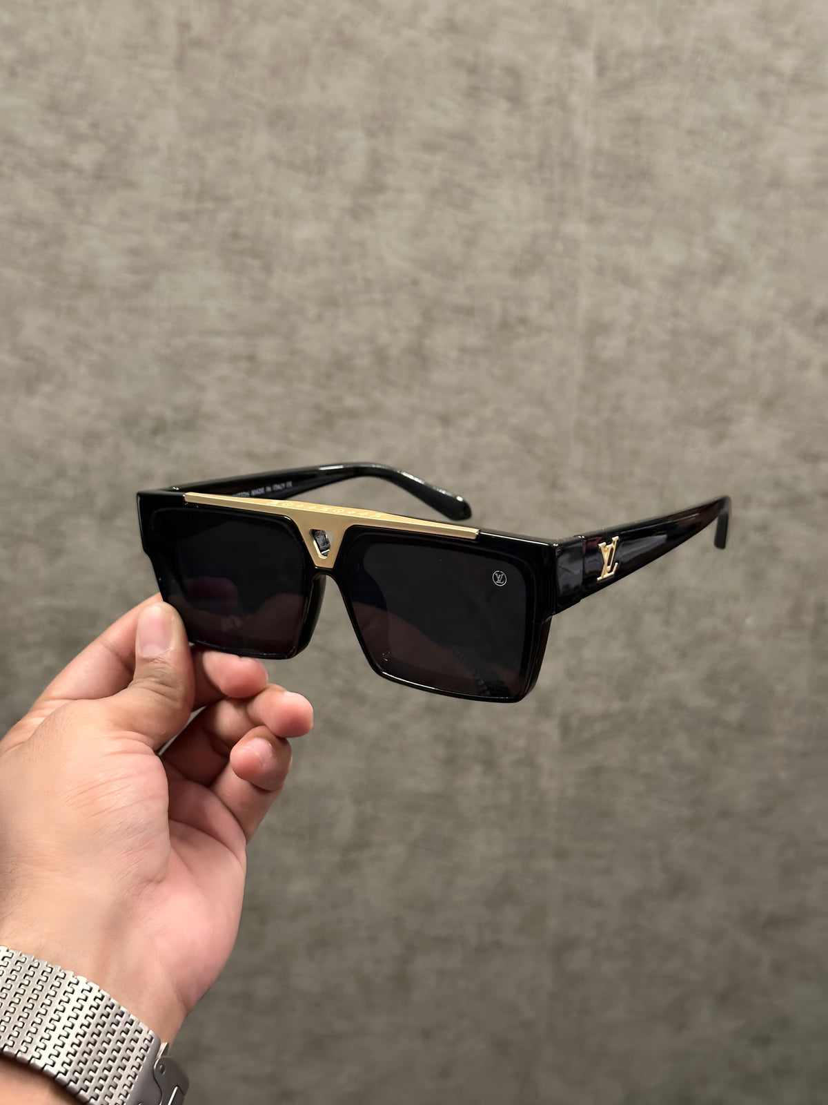 LOUIS VUITTON 1984 GOLD BLACK