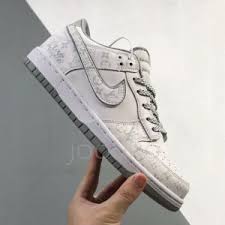 NIKE SB DUNK LOW X LOUIS VUITTON