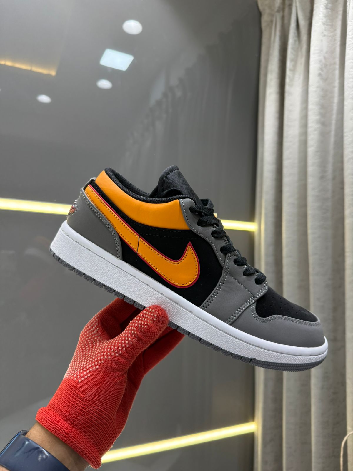 Nike Air Jordan 1 low SE Vivid Orange